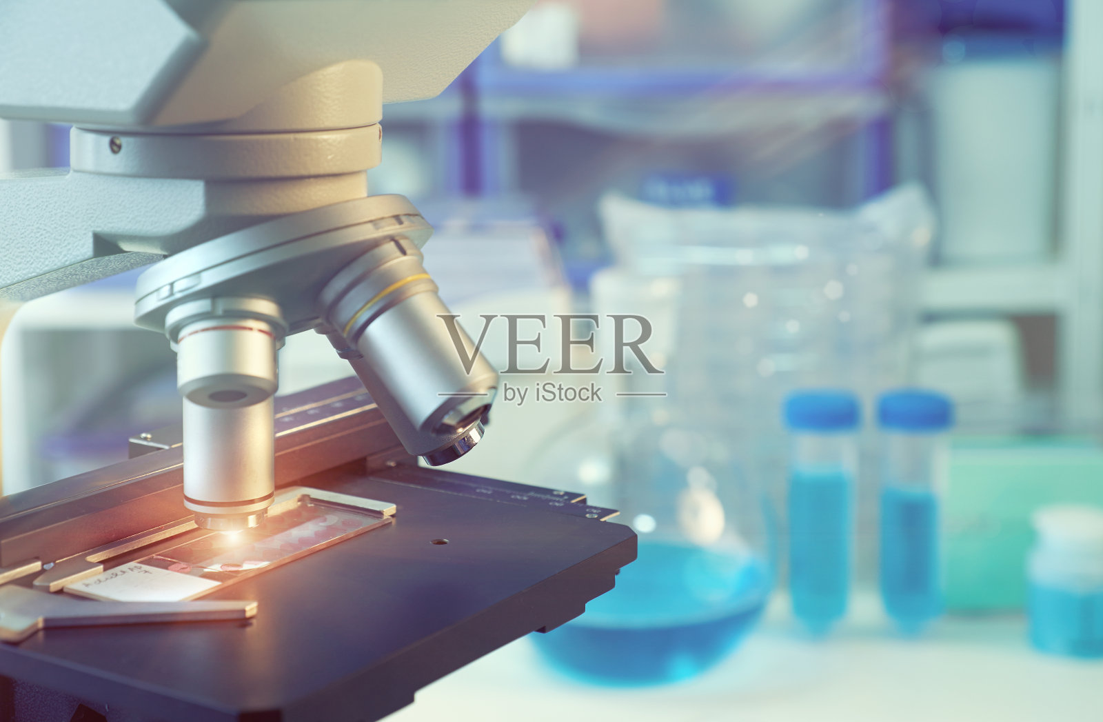 科学背景与近距离的光学显微镜和模糊实验室照片摄影图片