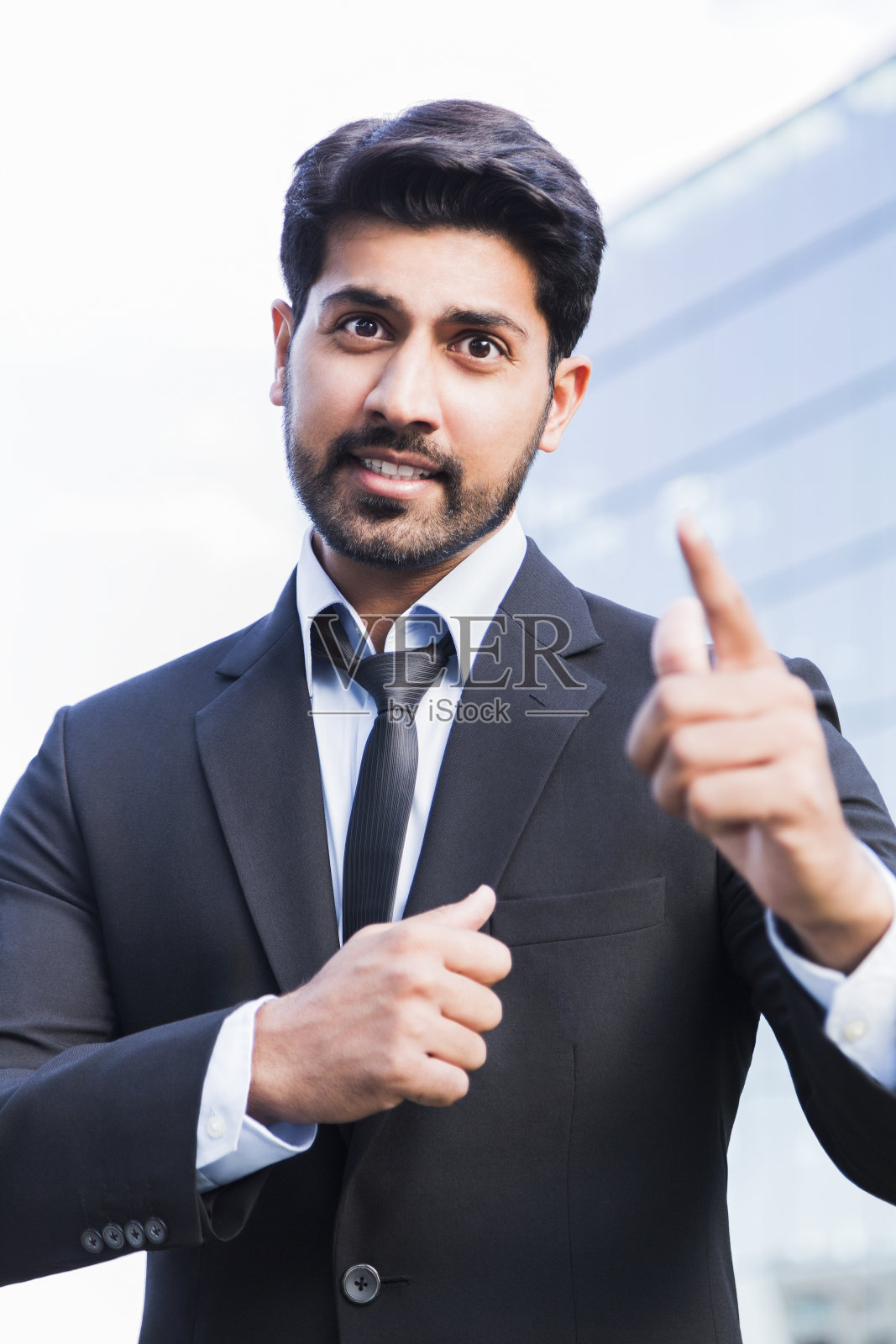 愤怒的商人或工人站在西装，举手照片摄影图片