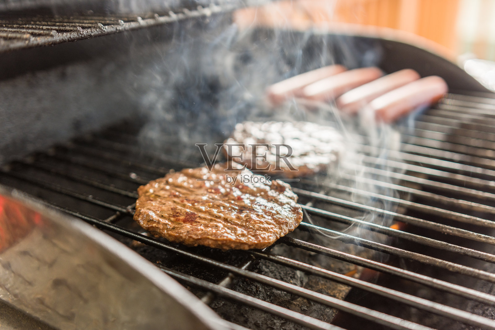 烤汉堡包和热狗照片摄影图片