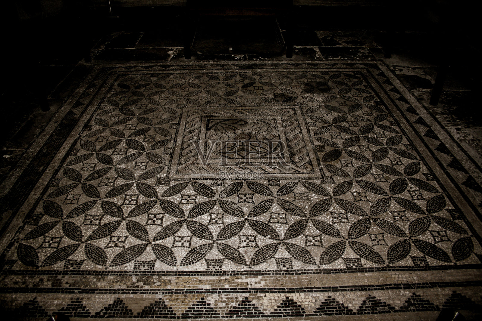 在兰斯的大街上徒步旅行照片摄影图片