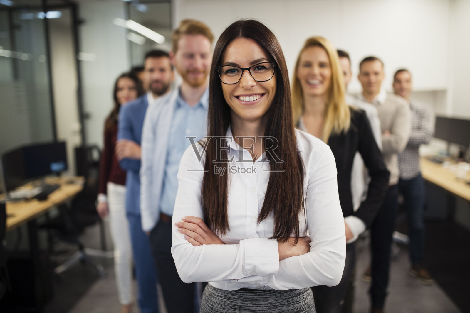 商务女士积极的面孔和愉快的微笑摆姿势的相机照片摄影图片