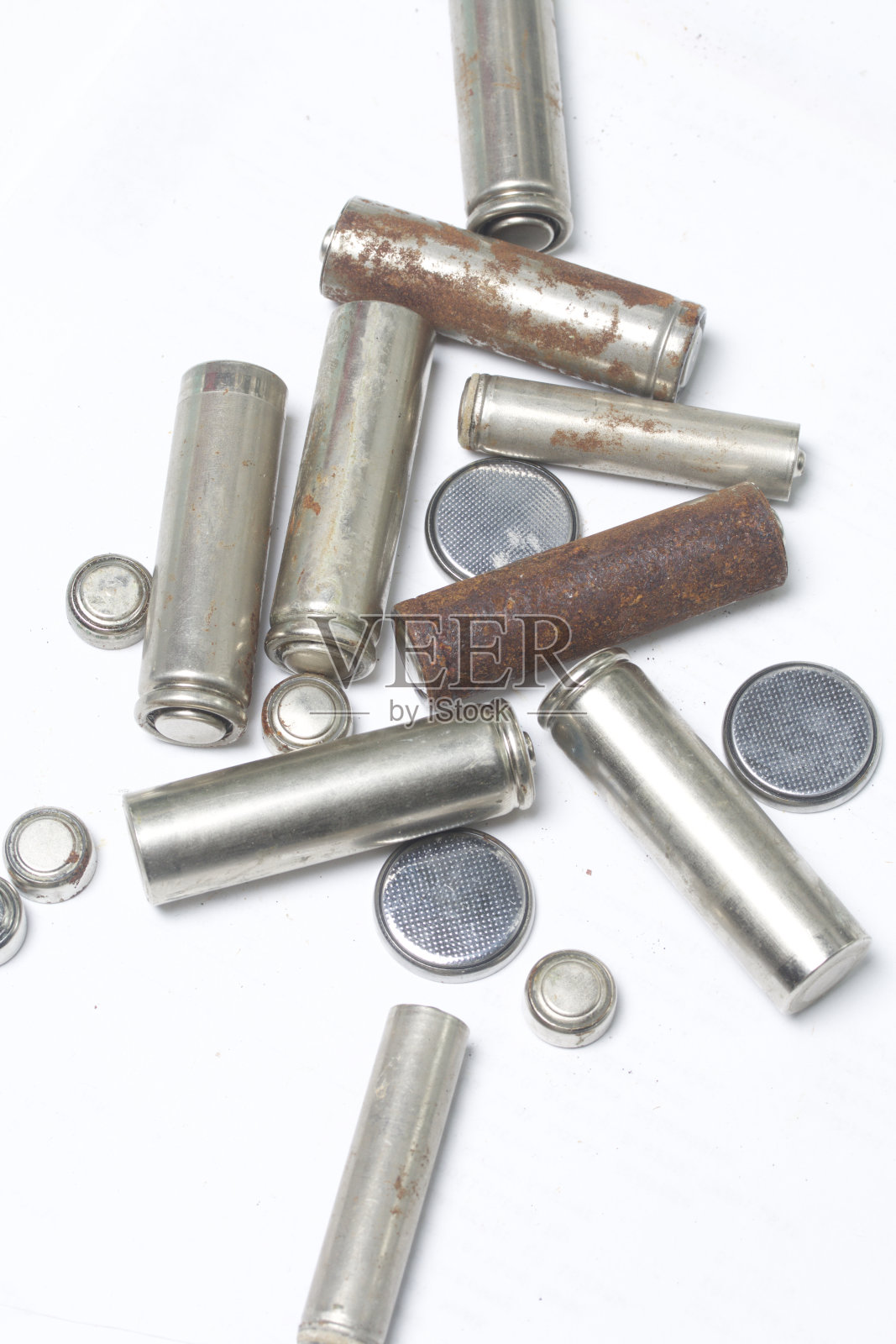 不同类型的废旧电池被分散。在白色的背景上。从以上观点。对环境有害废物的处置。照片摄影图片