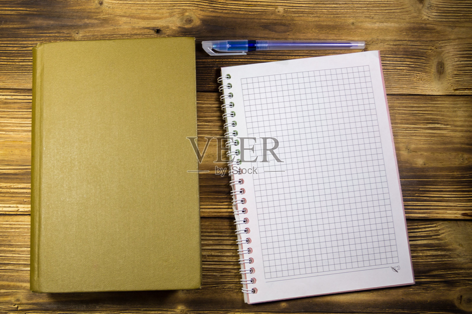 旧书、笔记本、笔放在木桌上照片摄影图片