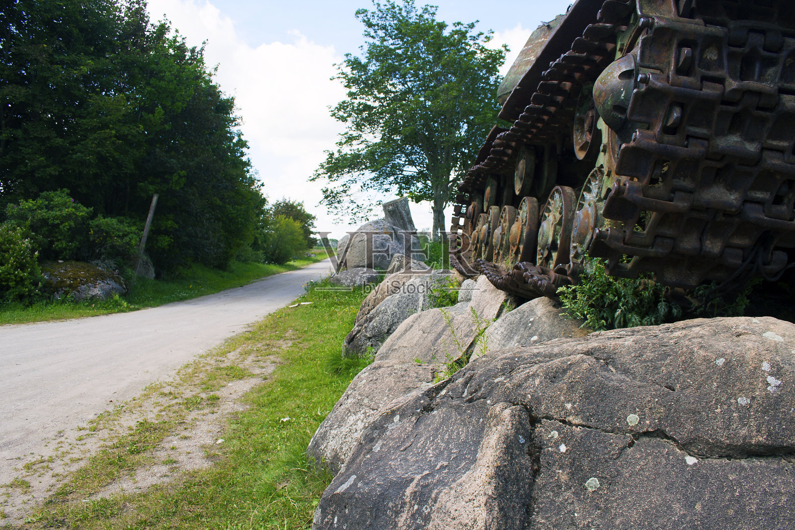 坦克在岩石照片摄影图片