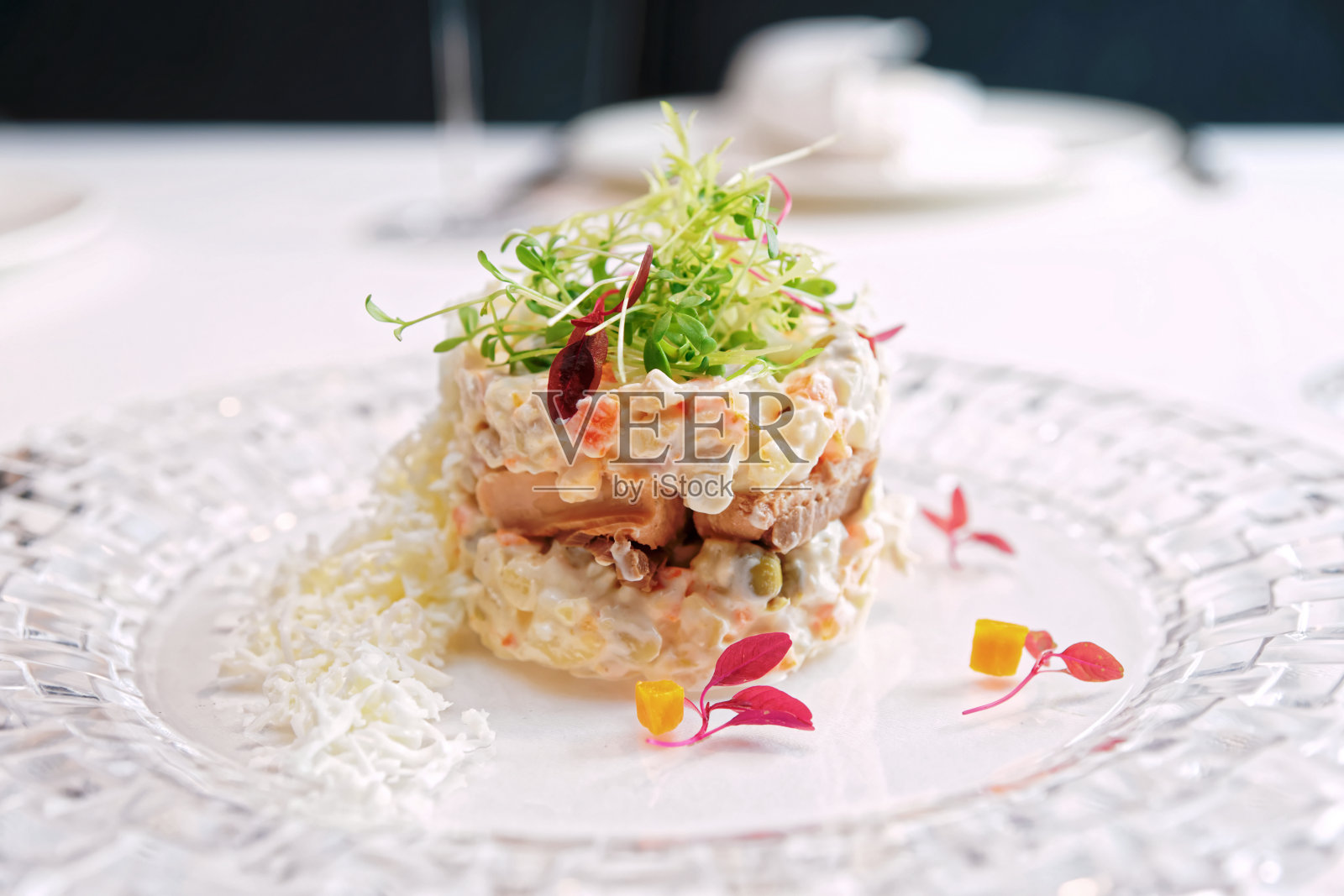 以现代方式烹饪的俄罗斯沙拉照片摄影图片