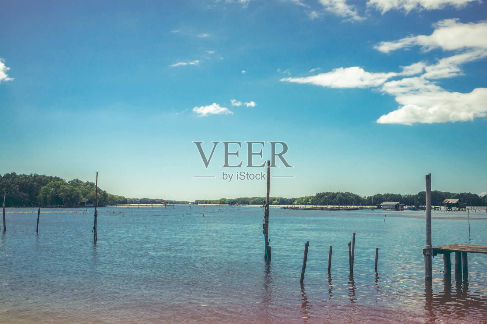 美丽的天空和岛屿景观与云在海上。照片摄影图片