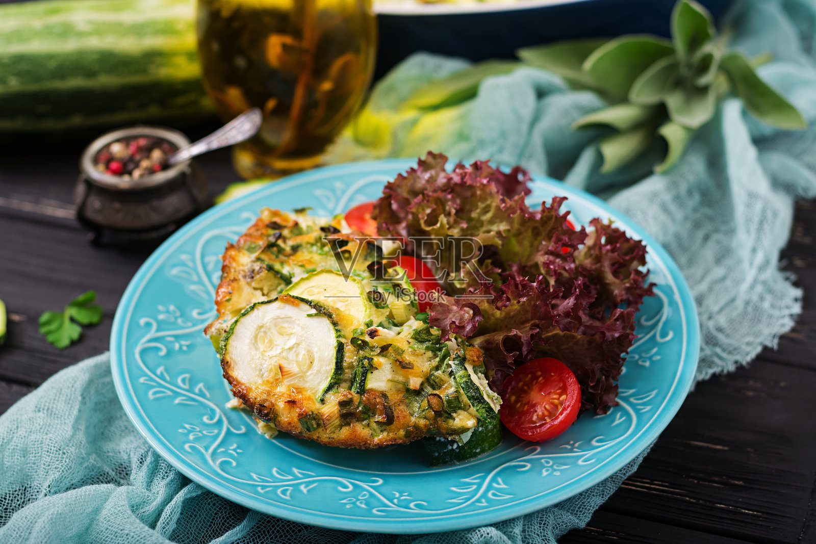 西葫芦砂锅，鸡蛋，牛奶，奶酪和绿色香草照片摄影图片