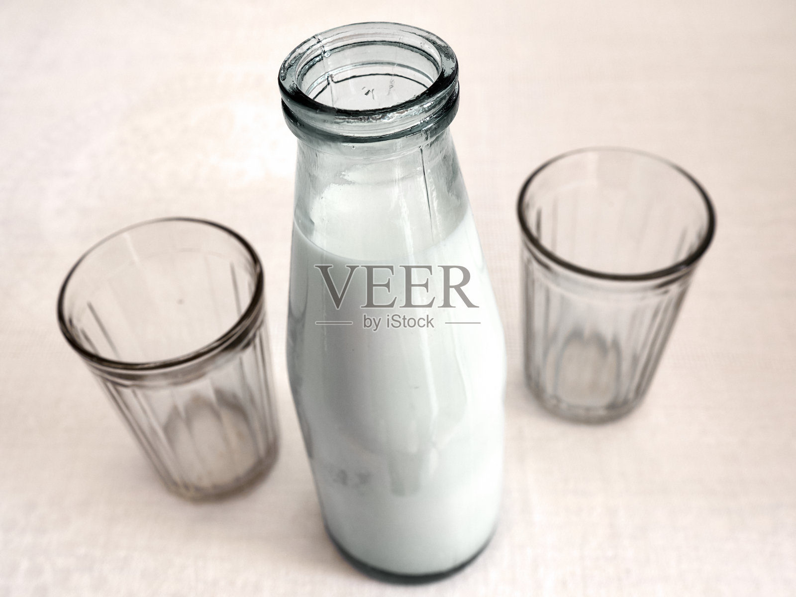 一瓶牛奶照片摄影图片