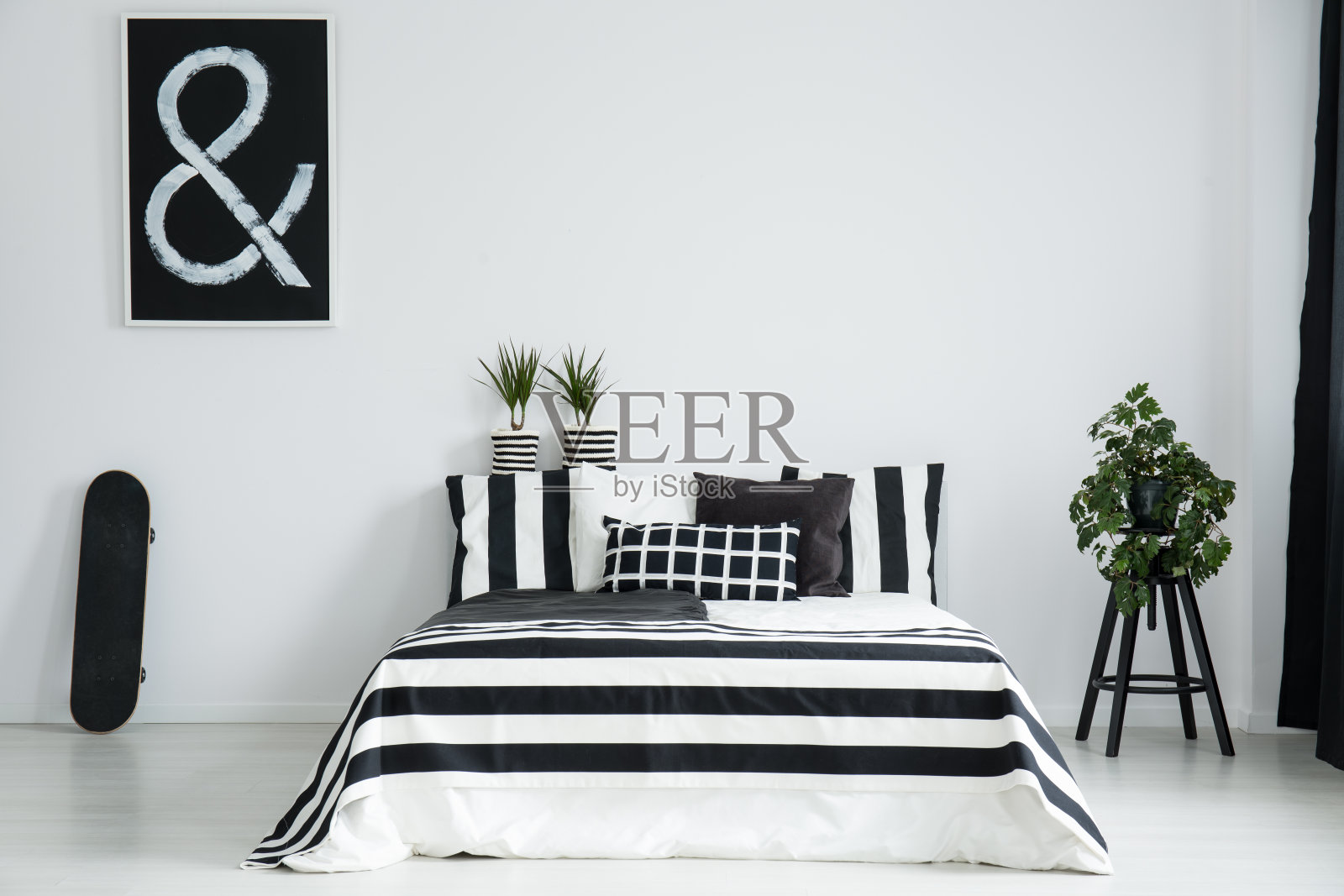 滑板与植物之间的特大号床照片摄影图片