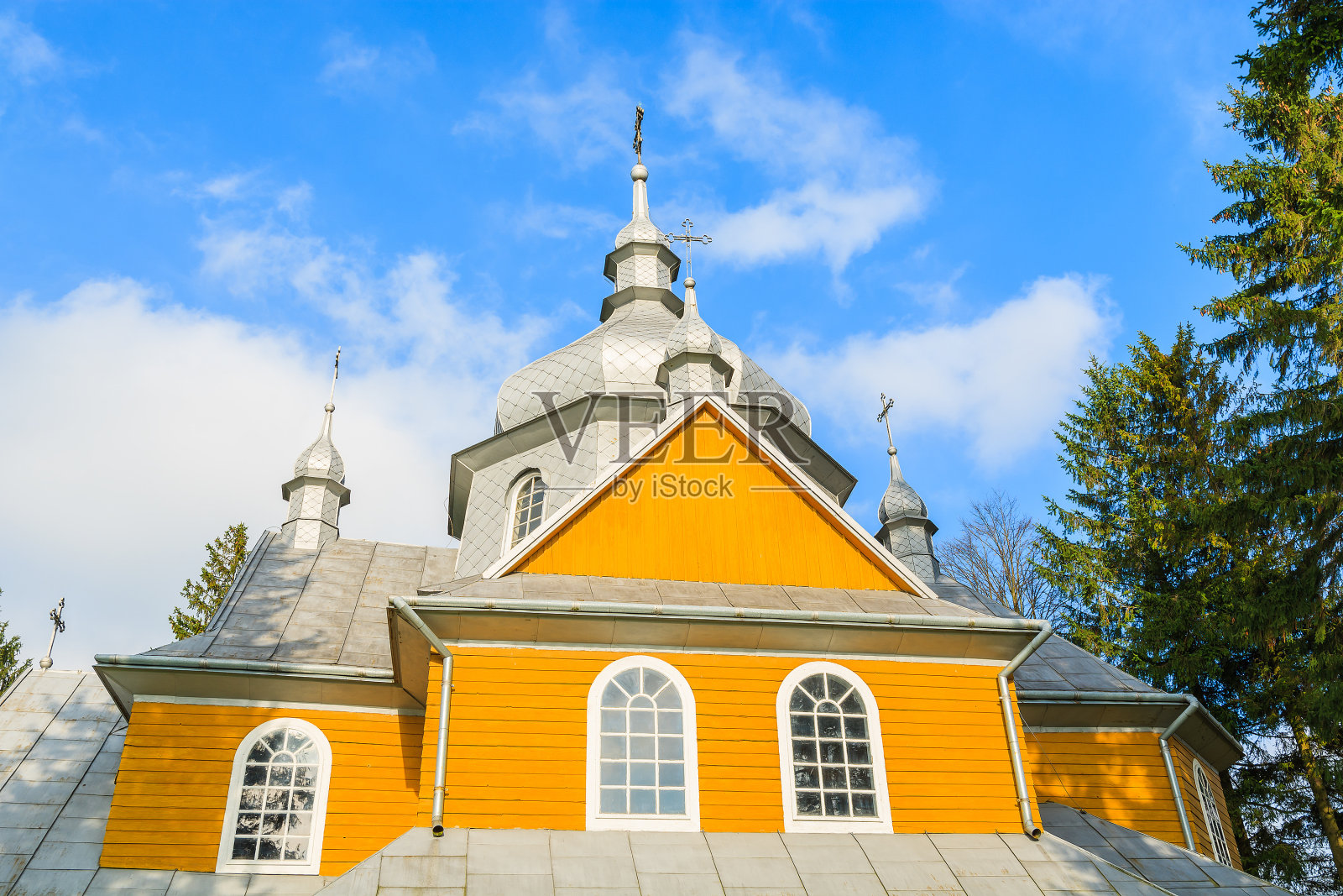 波兰Beskid Niski山脉Gladyszow村古老的木制东正教教堂美丽的黄色门面照片摄影图片