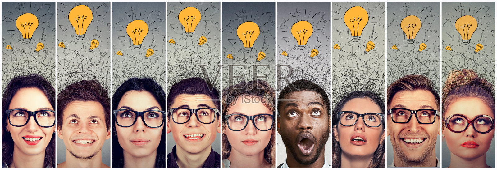 一群有许多想法的男女青年在头顶上仰望着灯泡。照片摄影图片