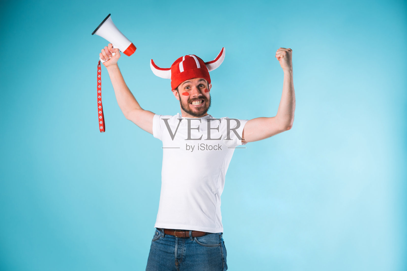 足球迷越过蓝色照片摄影图片