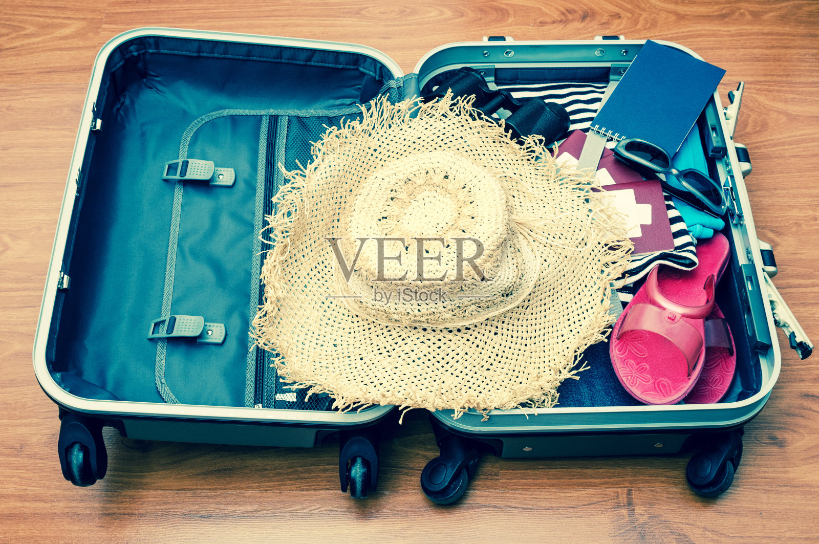 打开旅行袋的特写木背景照片摄影图片