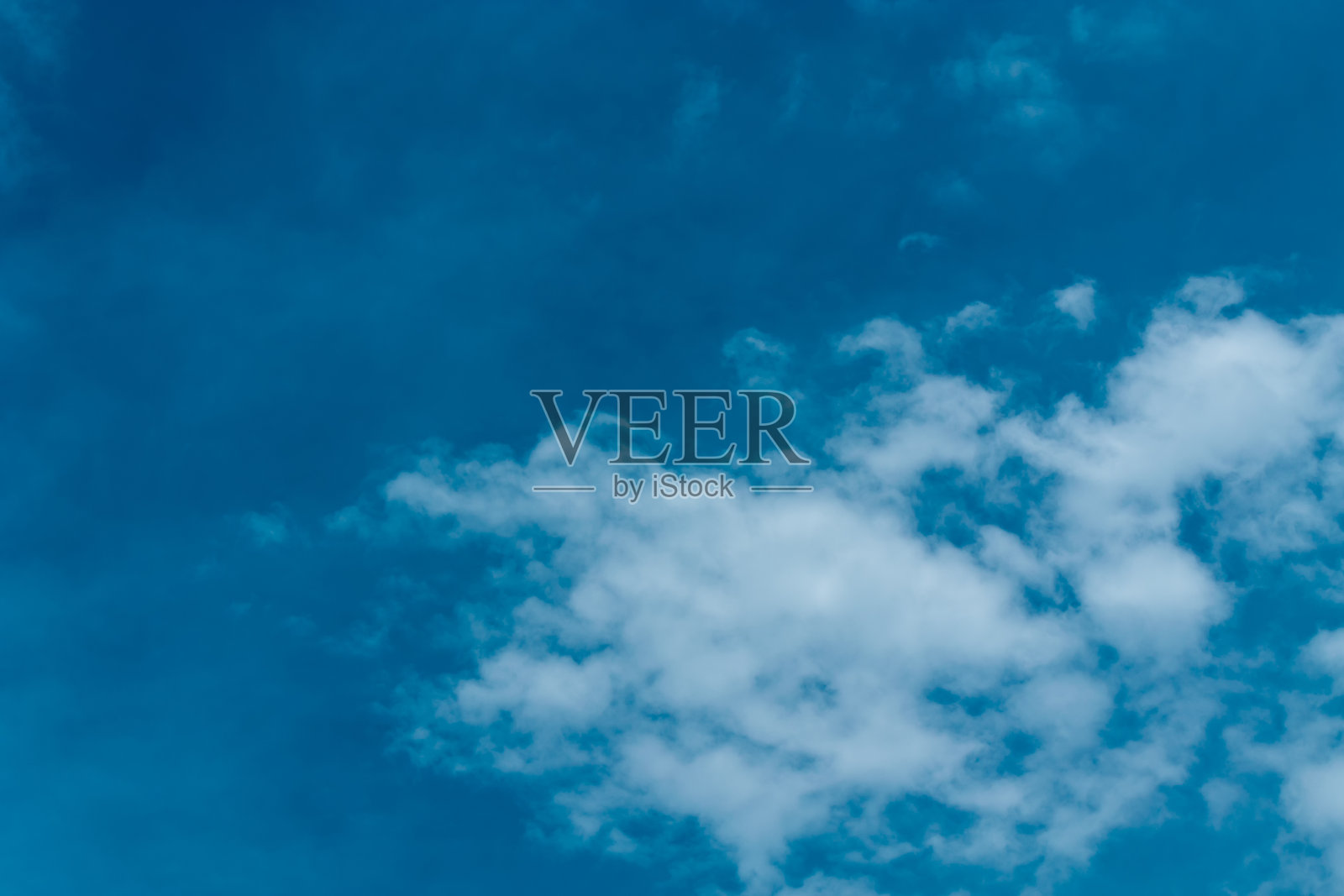 天气是美丽的，天空是美丽的，云在空中浮动照片摄影图片