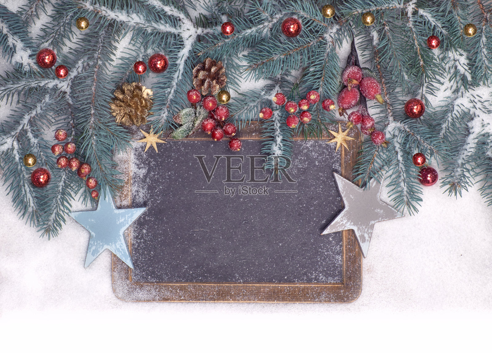 空白的黑板上有圣诞装饰的雪花，空间照片摄影图片