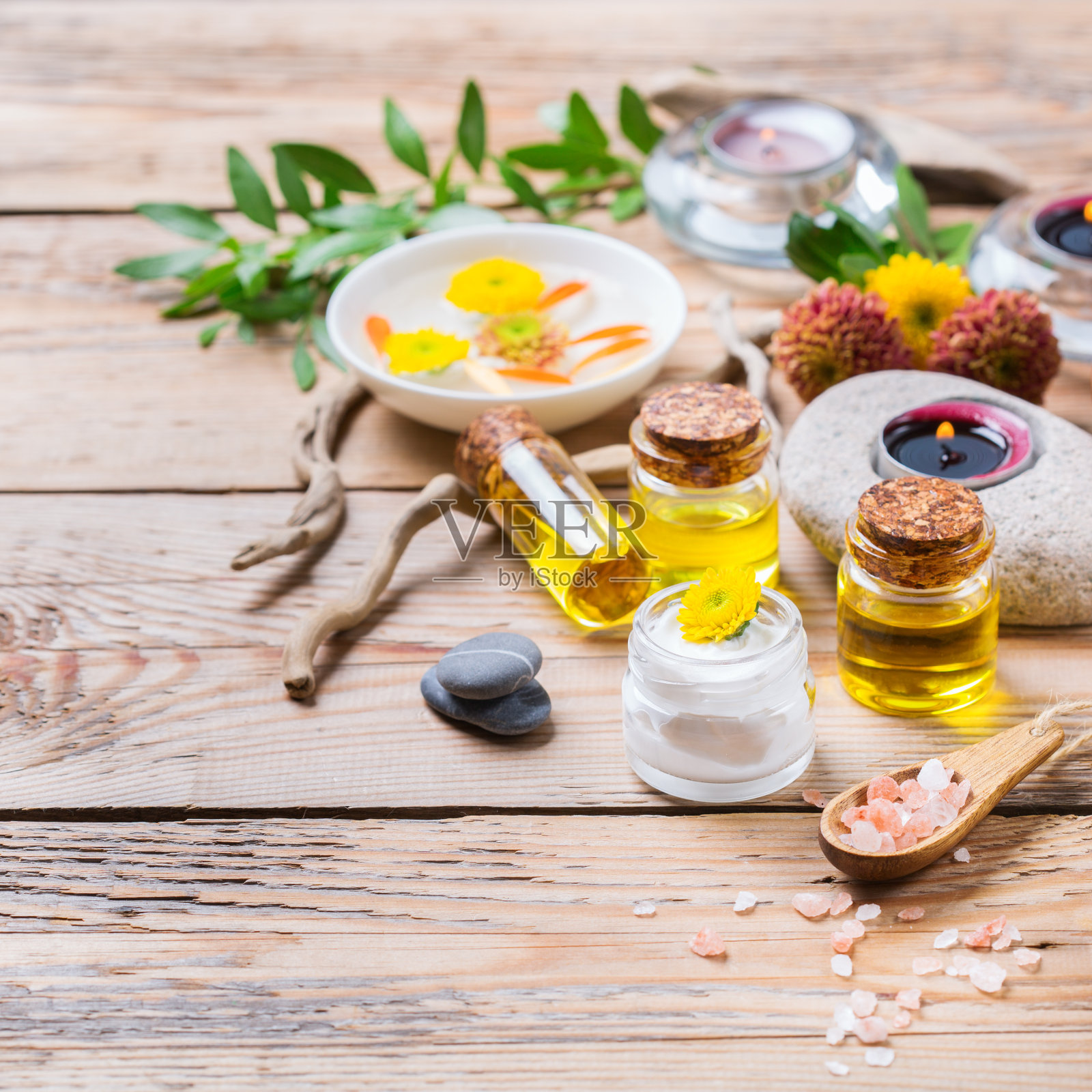 秋季水疗养生设置概念，木制背景照片摄影图片