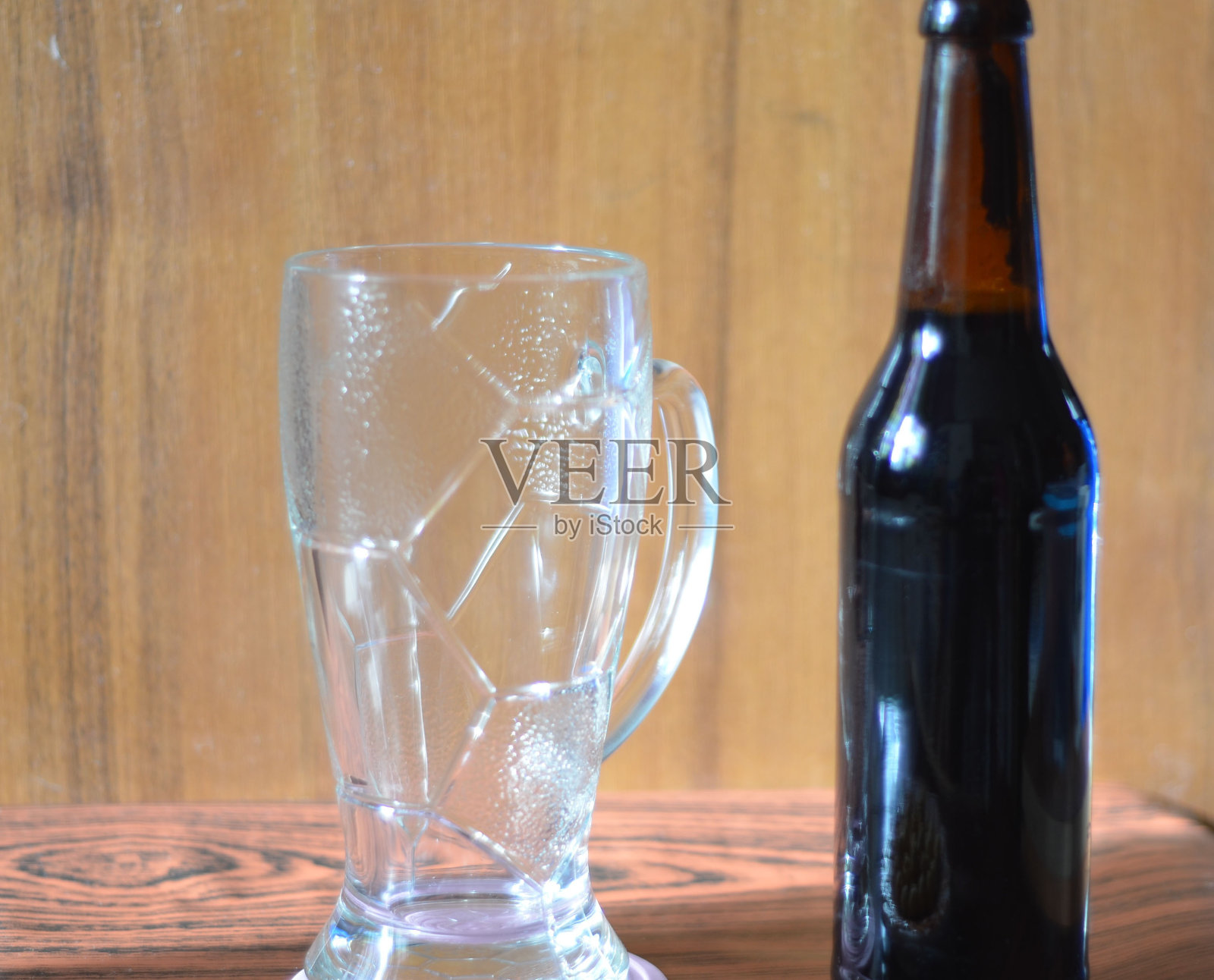 带泡沫和瓶子的黑啤酒照片摄影图片