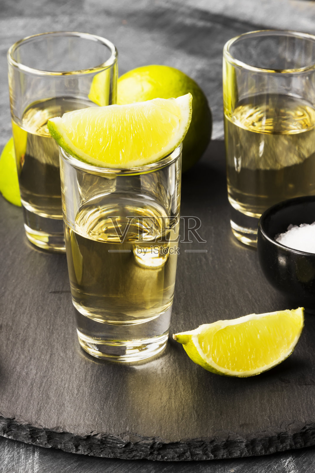 龙舌兰酒加酸橙和盐在深色背景上照片摄影图片