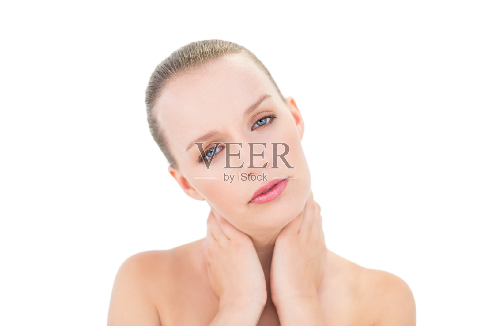 漂亮的金发模特抱着她酸痛的脖子照片摄影图片