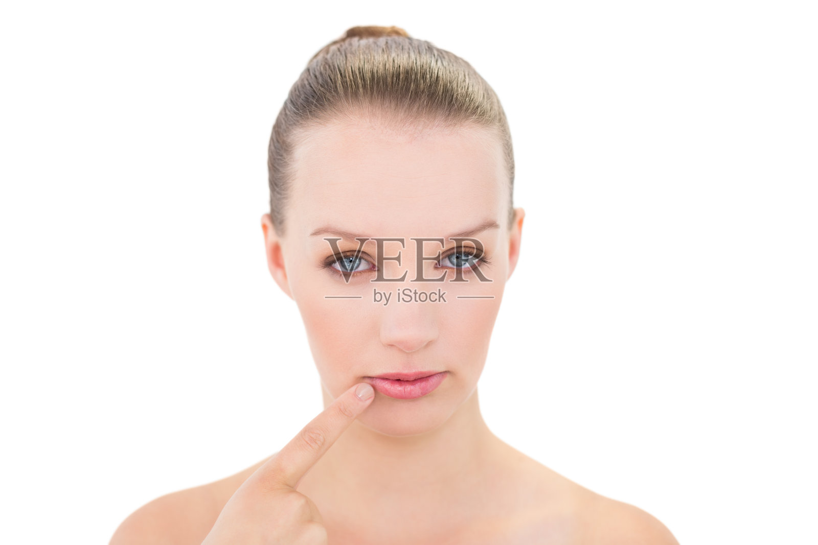 冷静漂亮的金发模特抚摸她的嘴唇照片摄影图片