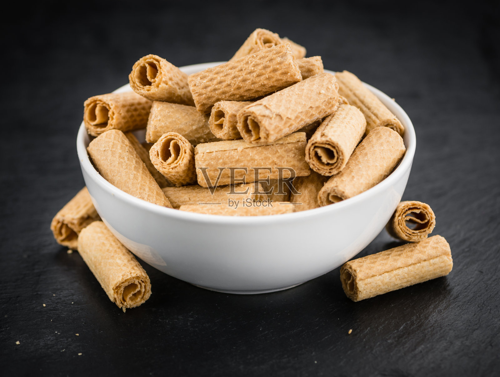 带有甜晶片的纯朴石板，选择性聚焦照片摄影图片