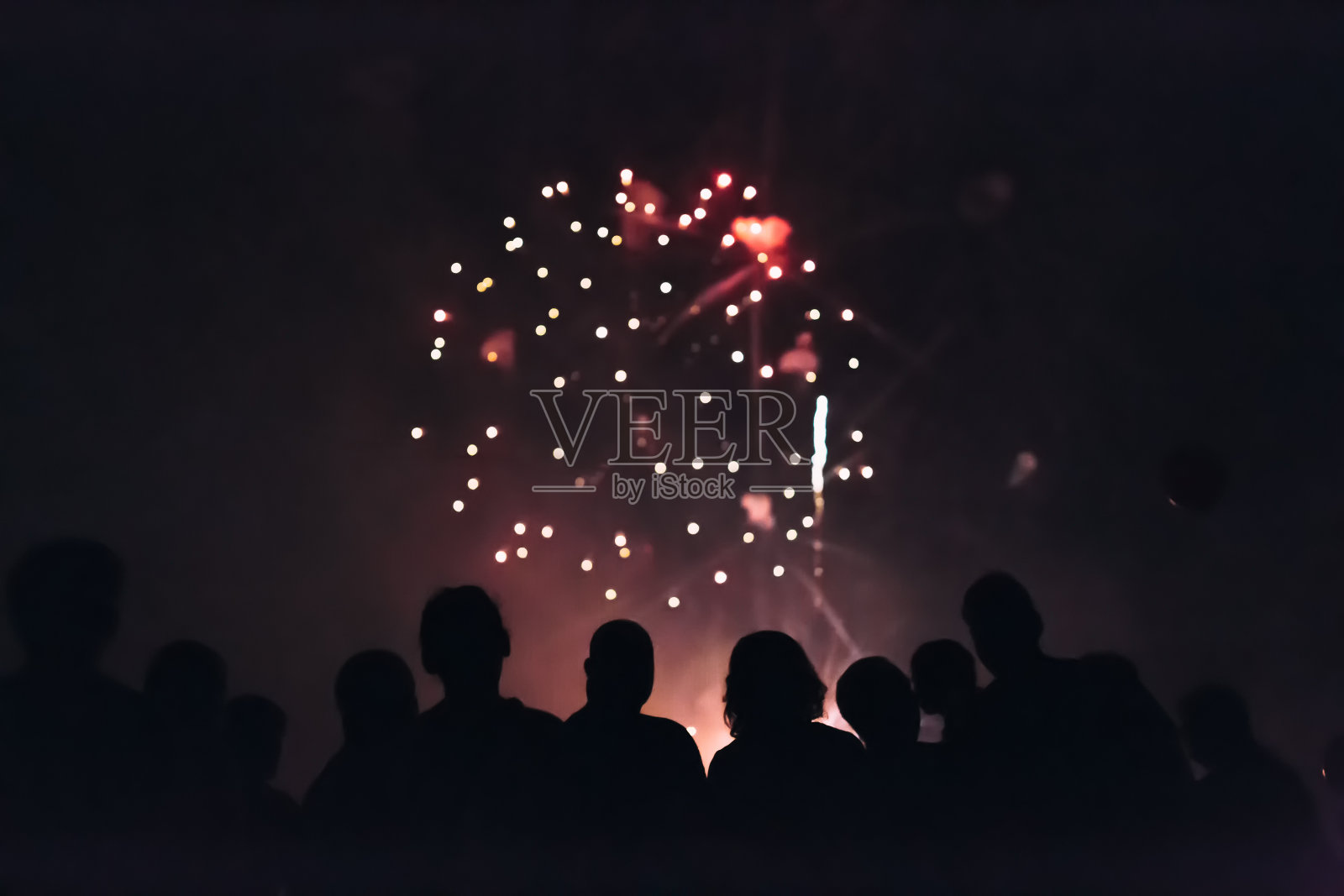 人群看烟花照片摄影图片