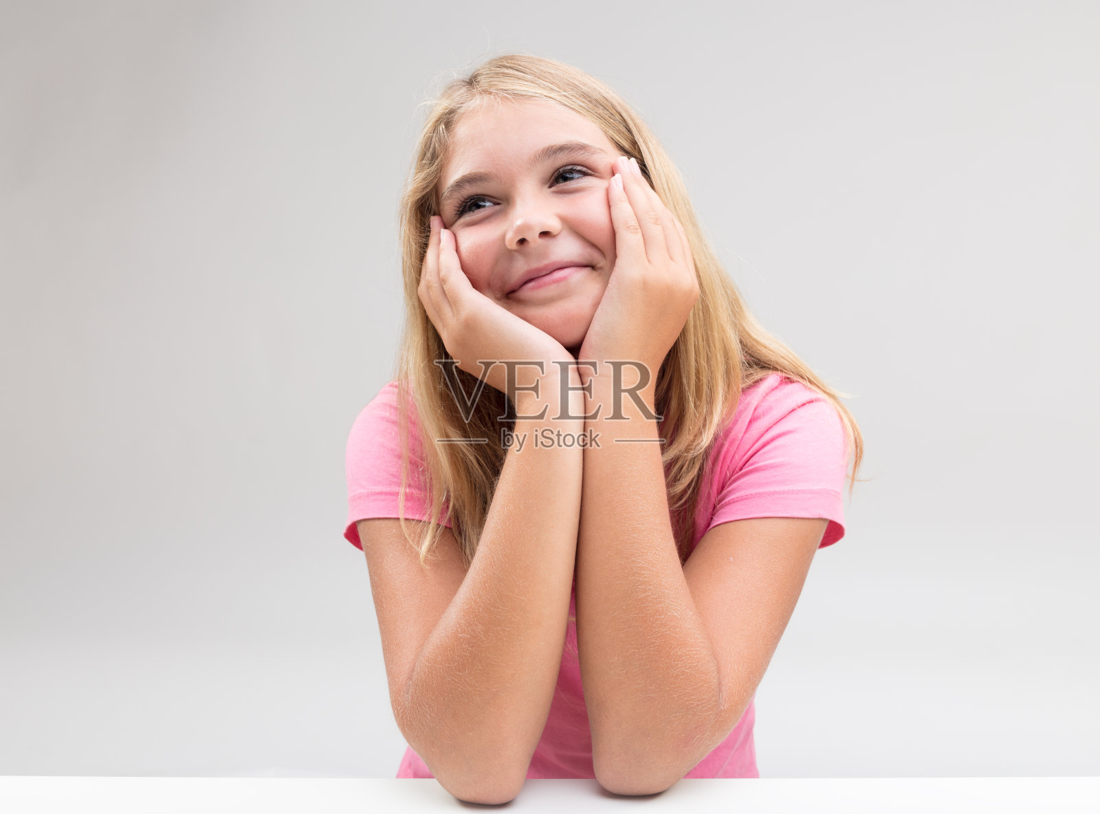 微笑的女孩想象着什么或梦想着照片摄影图片