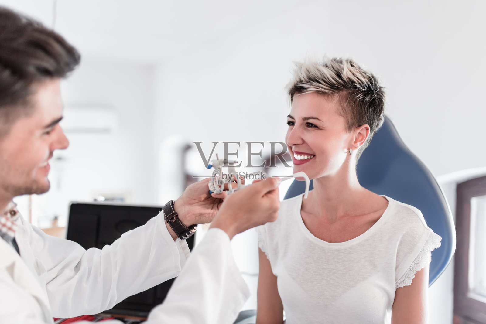 眼科诊所-检查照片摄影图片