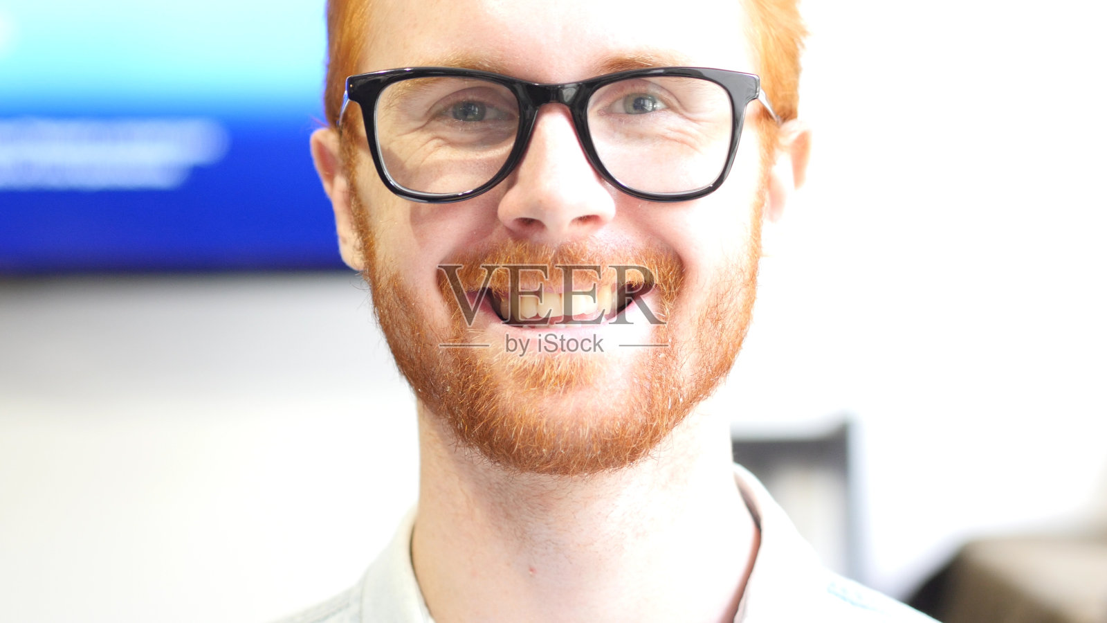 微笑的年轻人的脸在办公室照片摄影图片