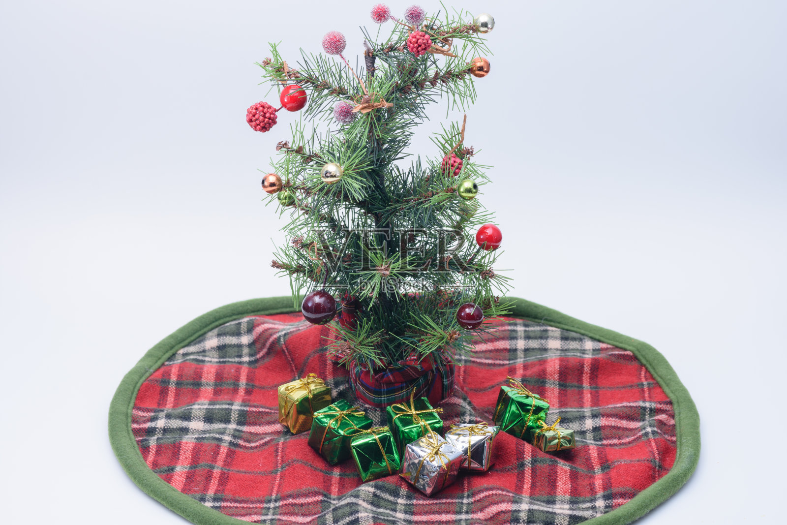 小圣诞树，树裙和礼物照片摄影图片