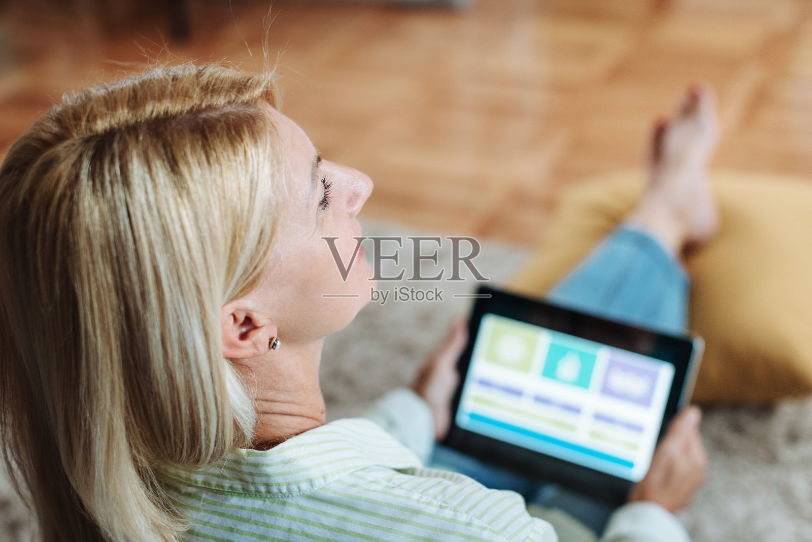 房子可以连接到我的手机应用，我可以控制整个房子照片摄影图片