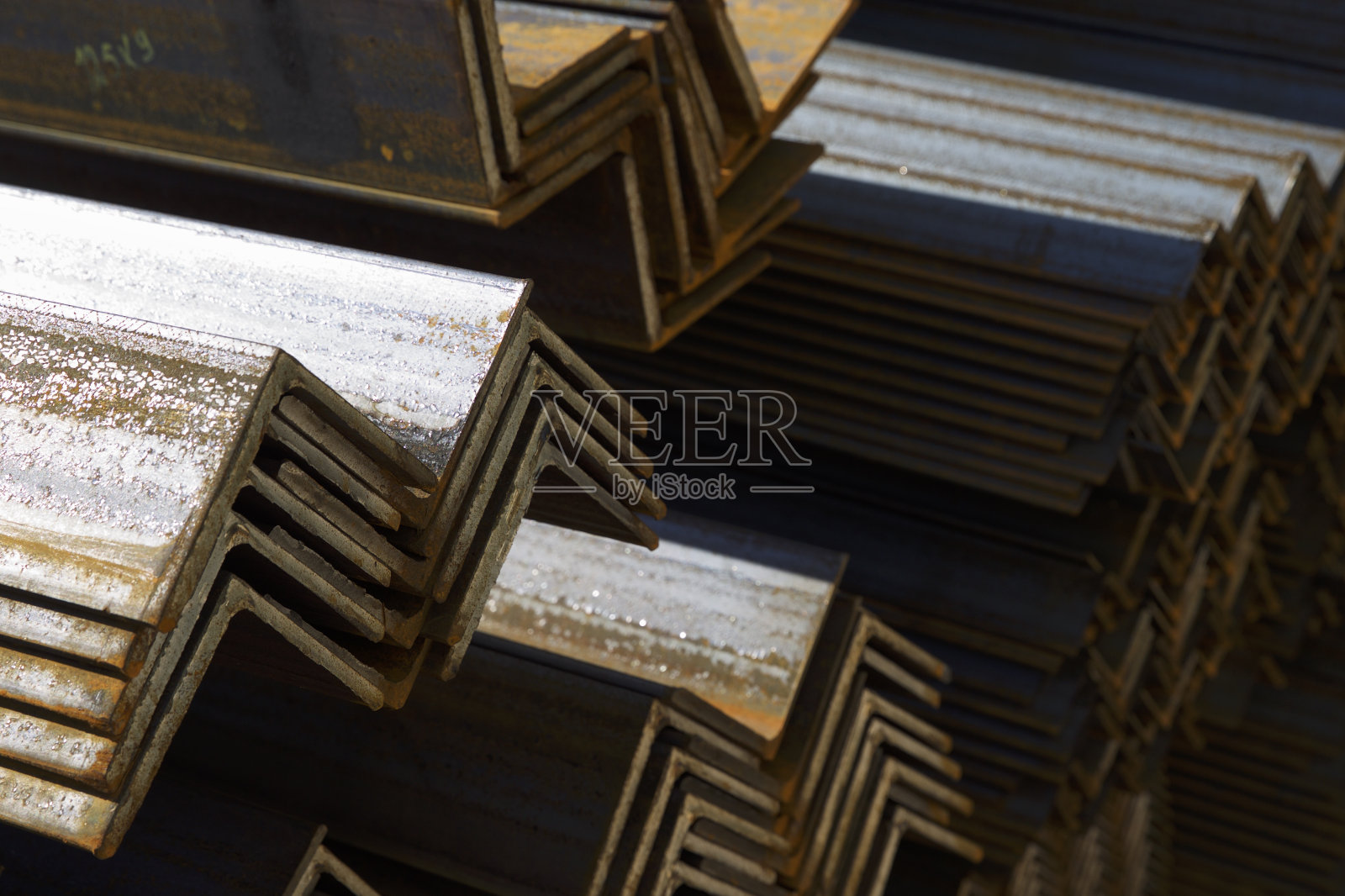 金属产品仓库包装中的金属型材角照片摄影图片