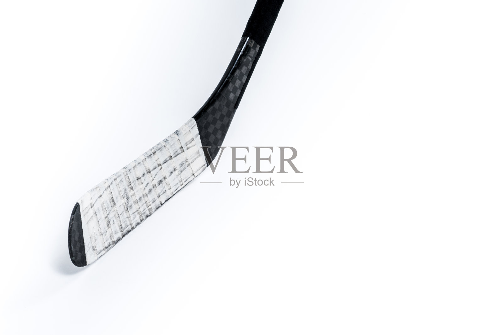 冰球和曲棍球棒在孤立的白色背景，复制空间。照片摄影图片