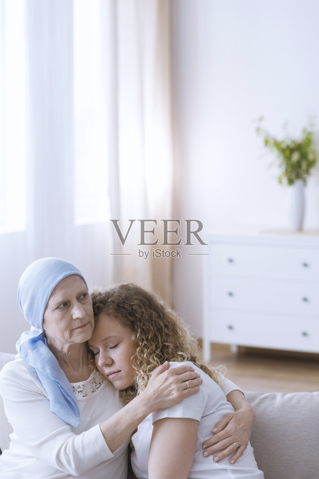 慈爱的女儿支持生病的母亲照片摄影图片