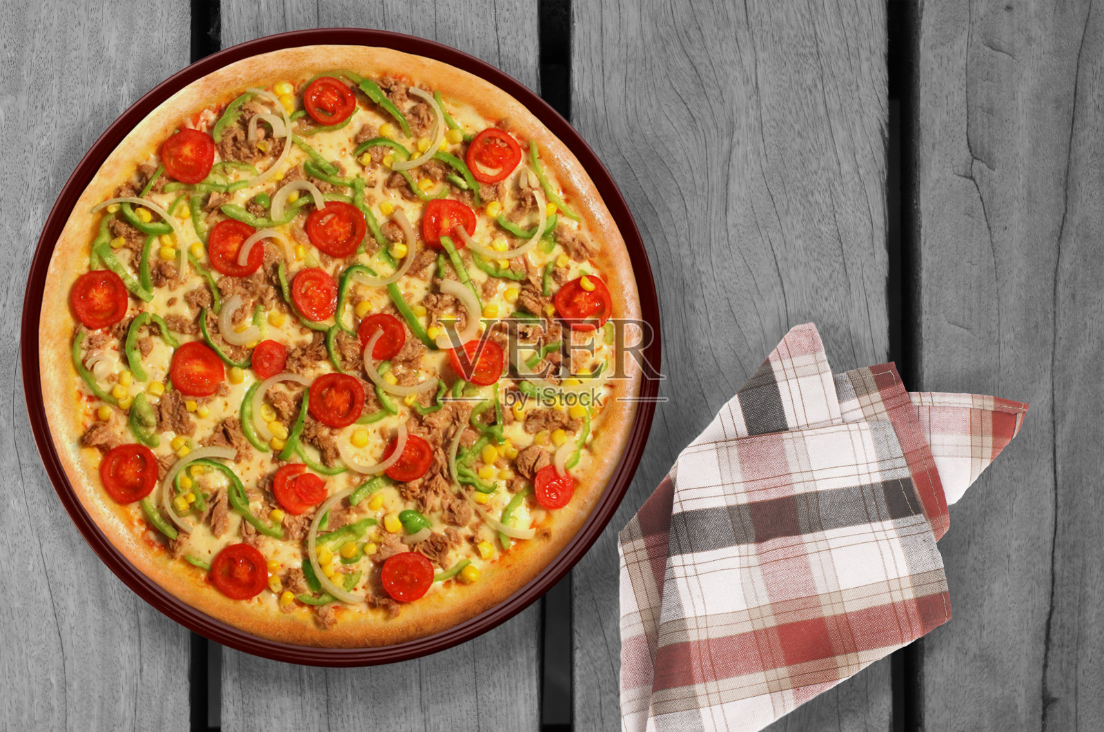 金枪鱼披萨放在木桌上照片摄影图片