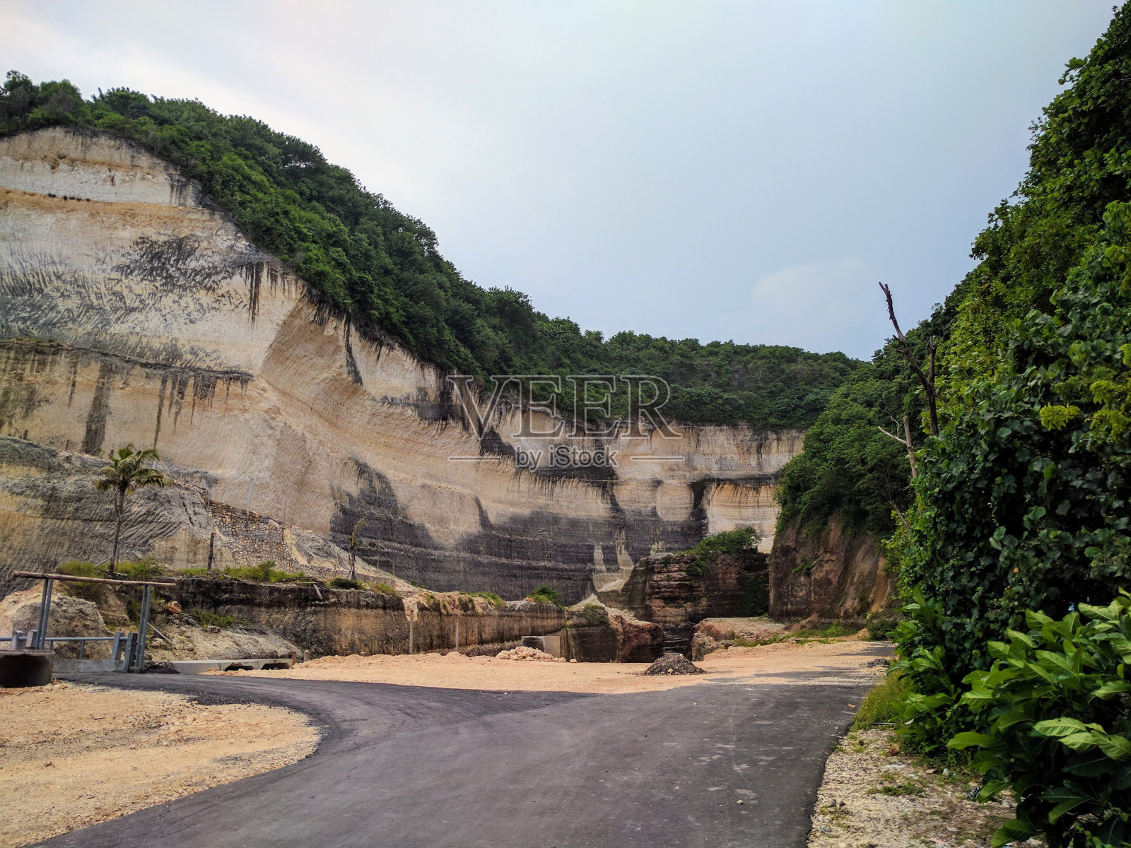 印度尼西亚巴厘岛海滩附近的悬崖照片摄影图片