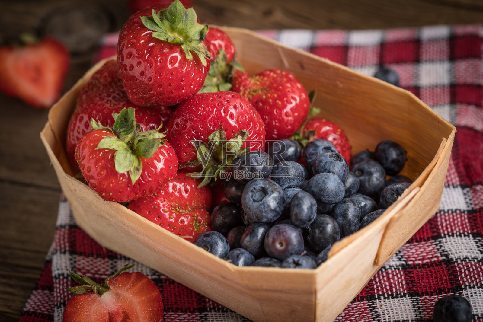 草莓和蓝莓。照片摄影图片