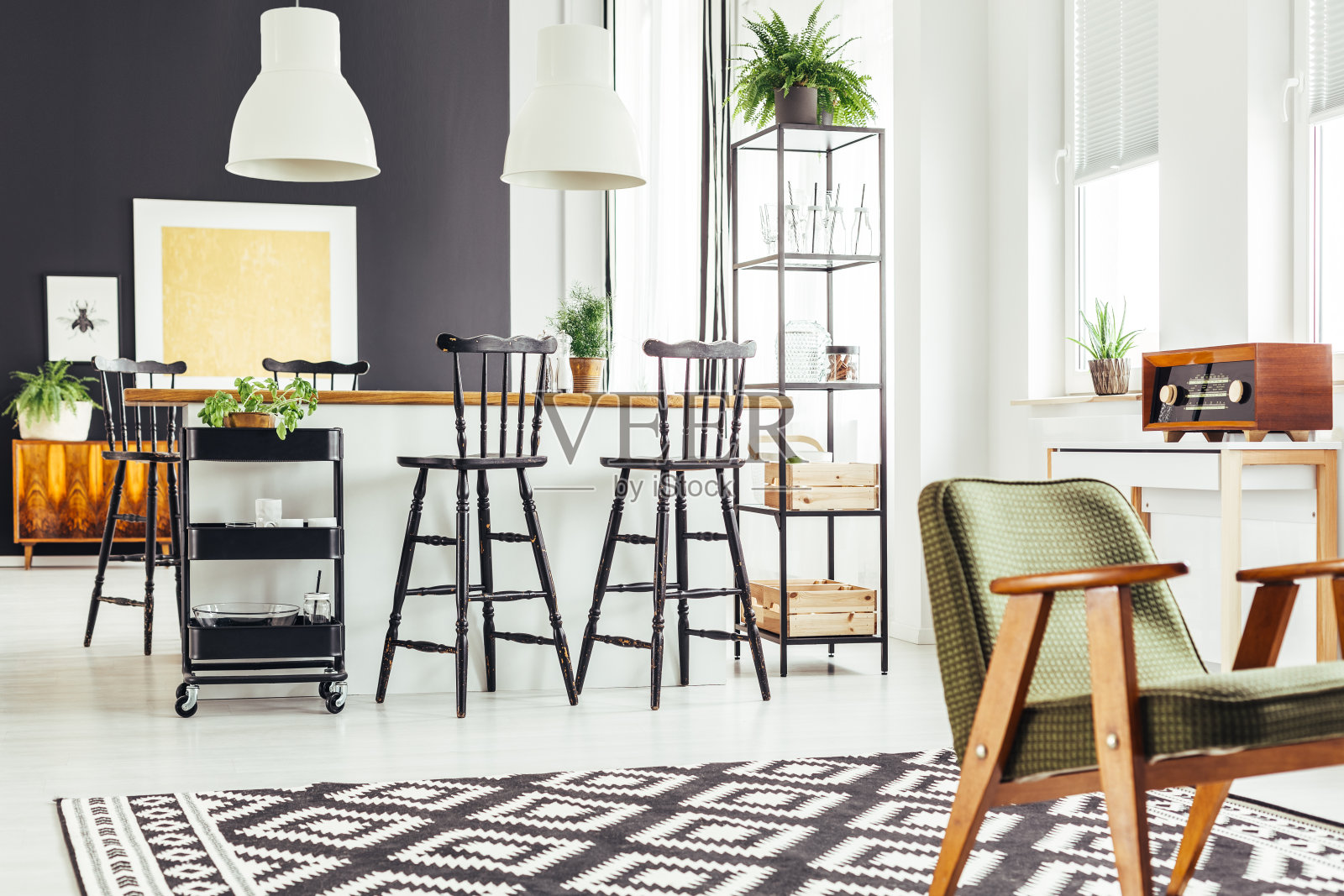 厨房里有一把质朴的绿色椅子照片摄影图片