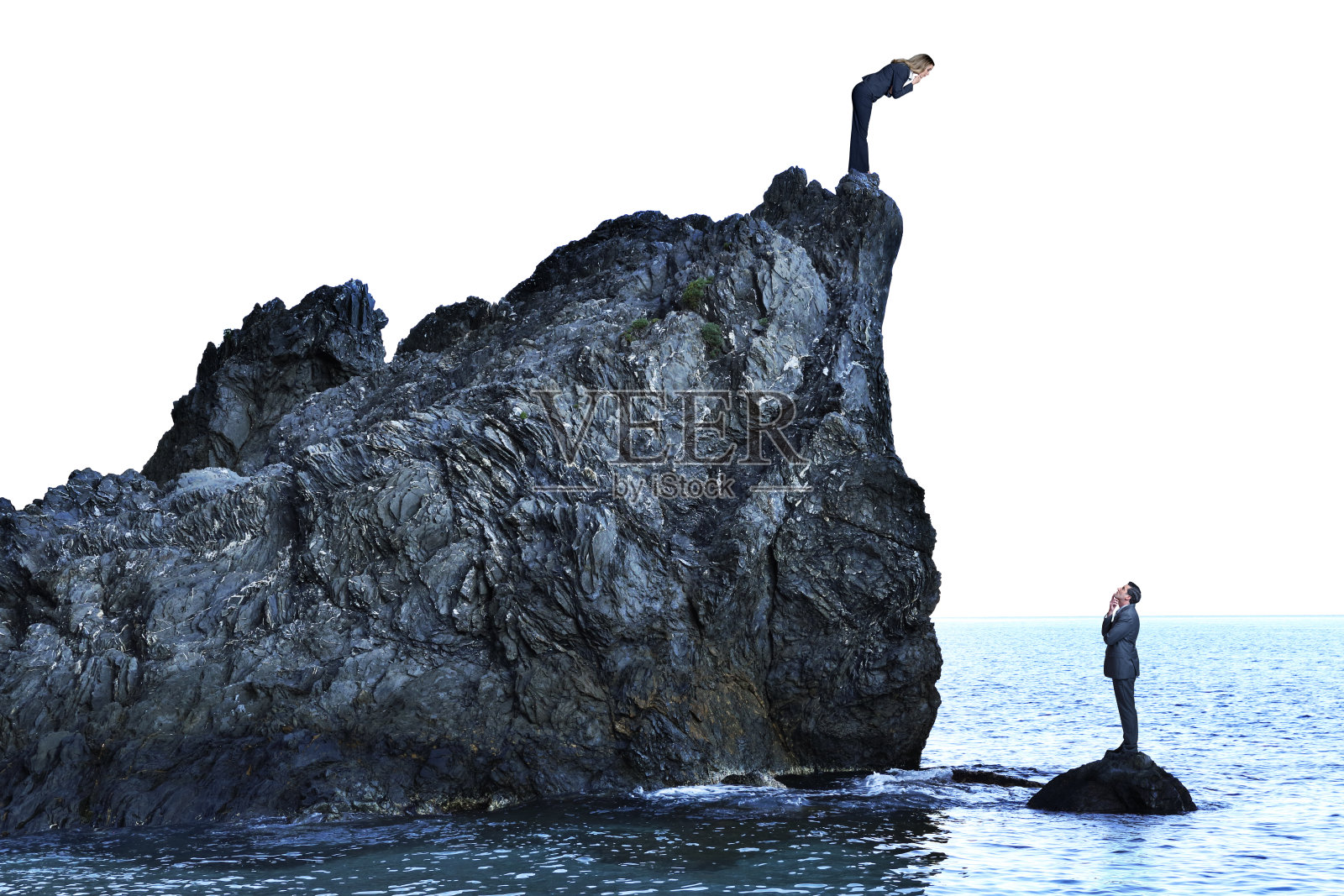 女商人站在悬崖上俯视商人照片摄影图片