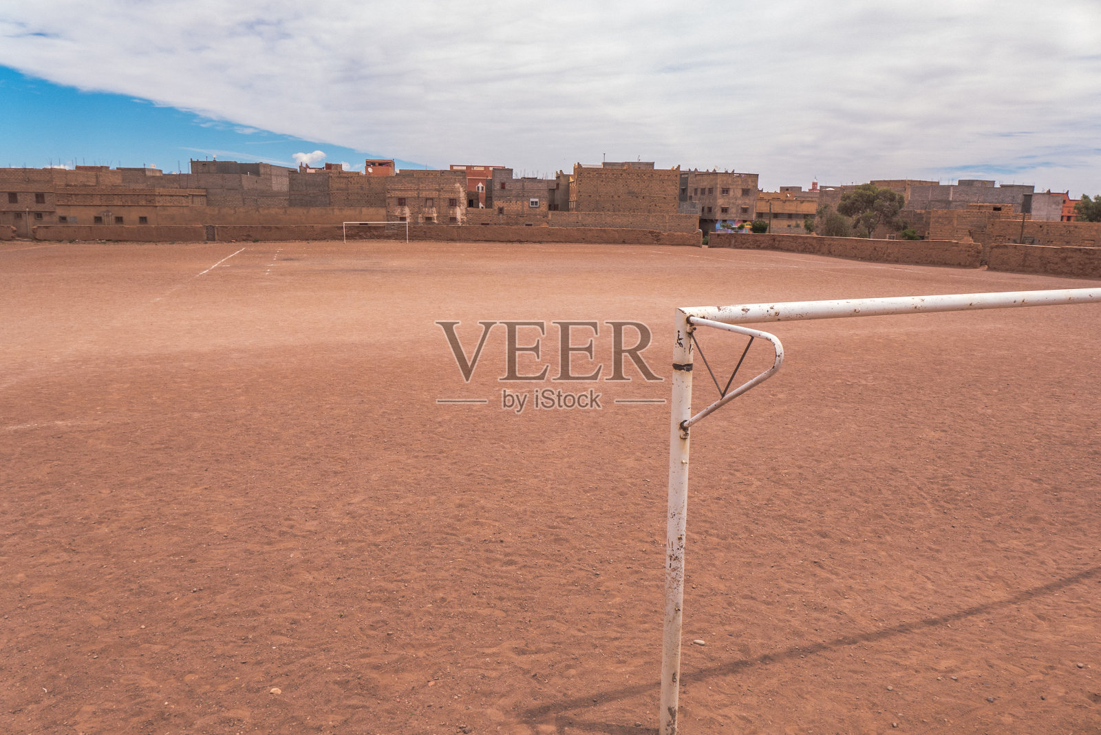 一个摩洛哥城市郊区的空旷足球场。照片摄影图片