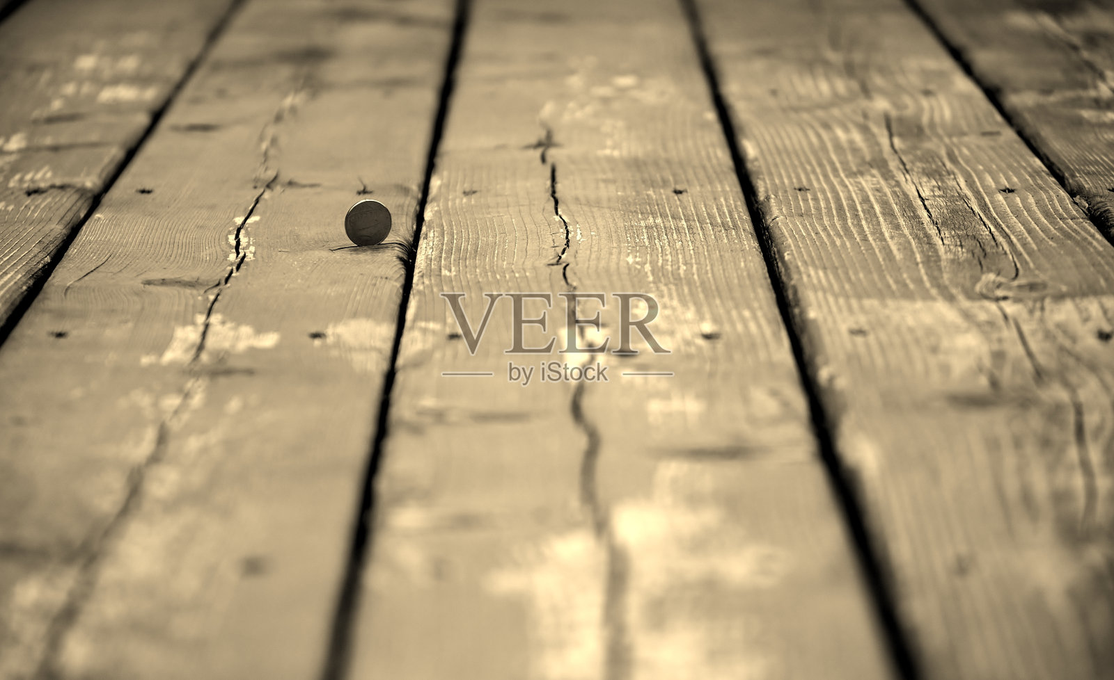 旧木板上的小硬币。照片摄影图片