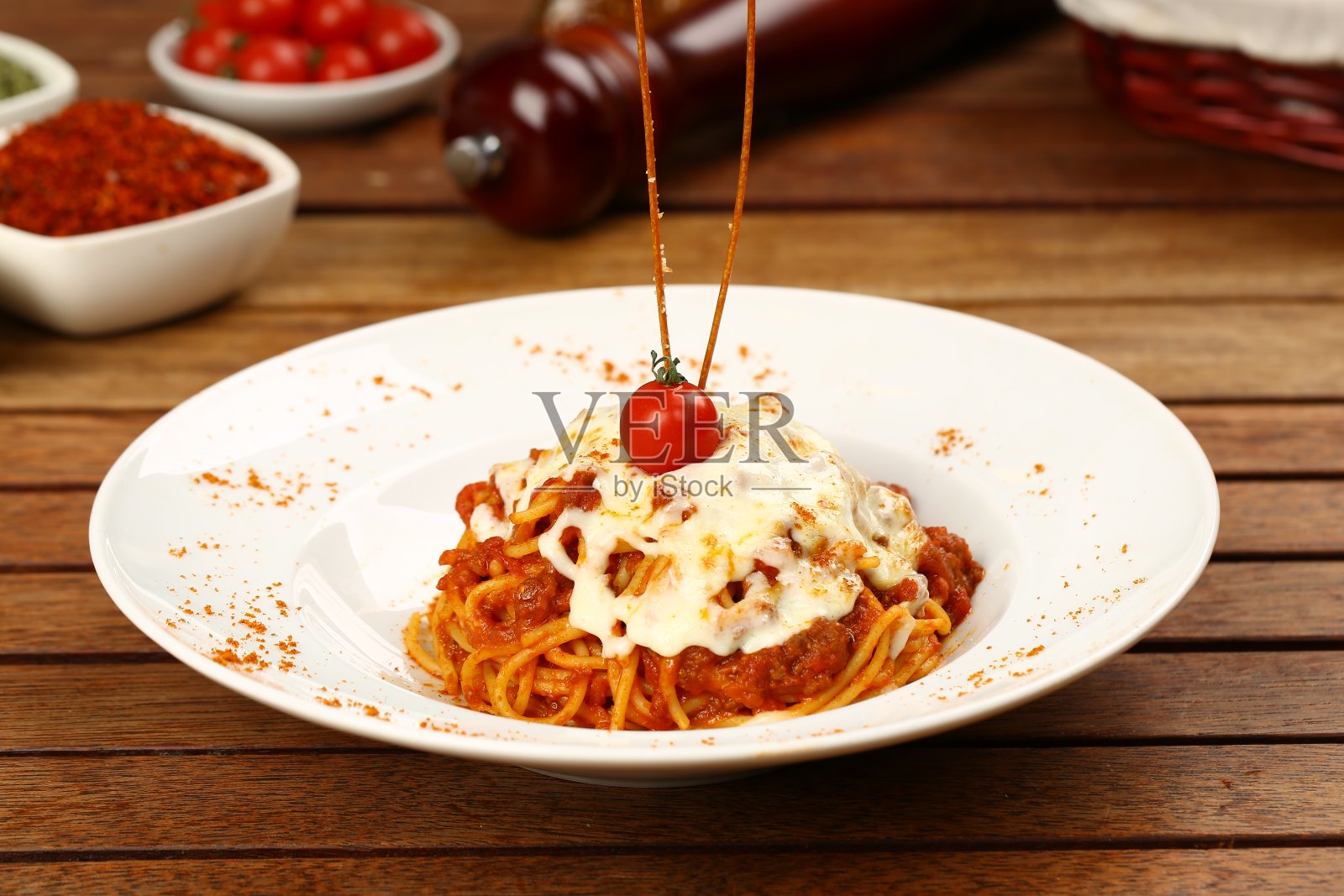 罗勒叶意大利肉酱面照片摄影图片