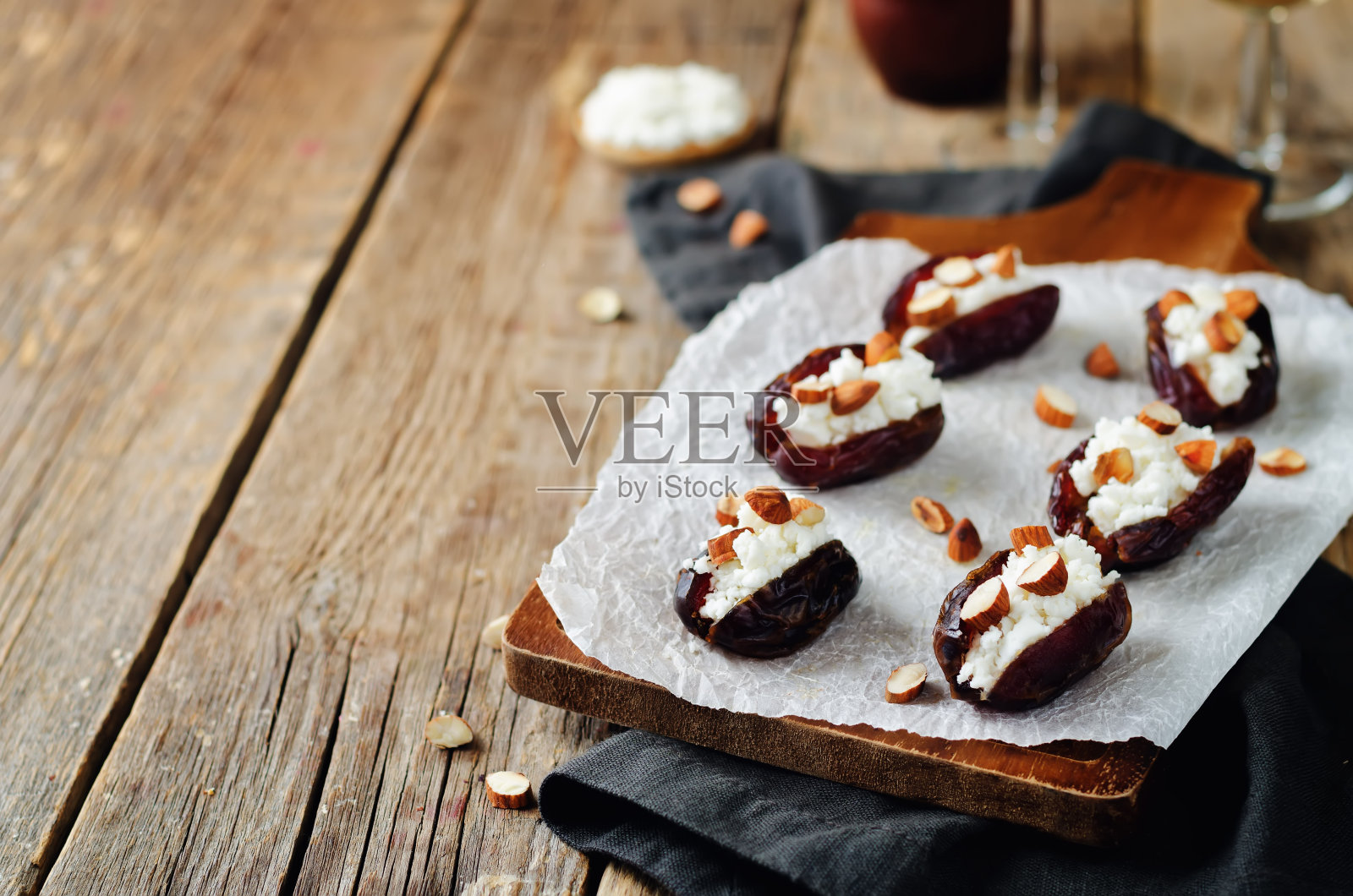杏仁和山羊奶酪填充枣照片摄影图片