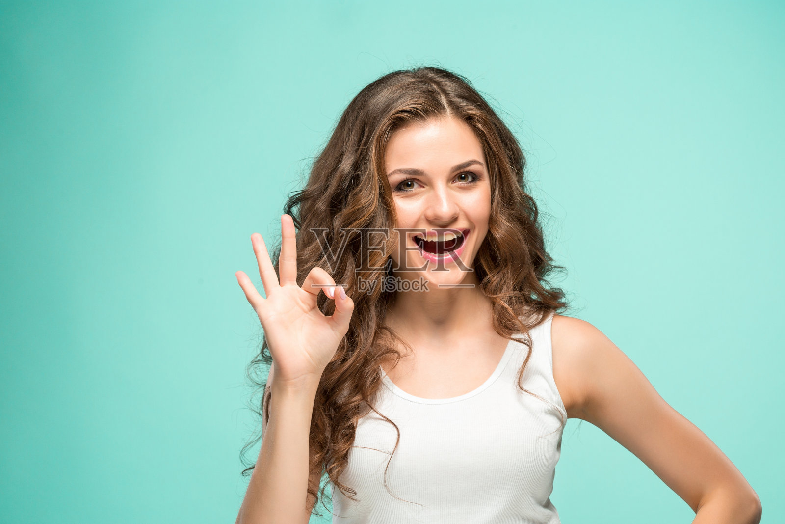 这位年轻女子的肖像洋溢着幸福的情感照片摄影图片