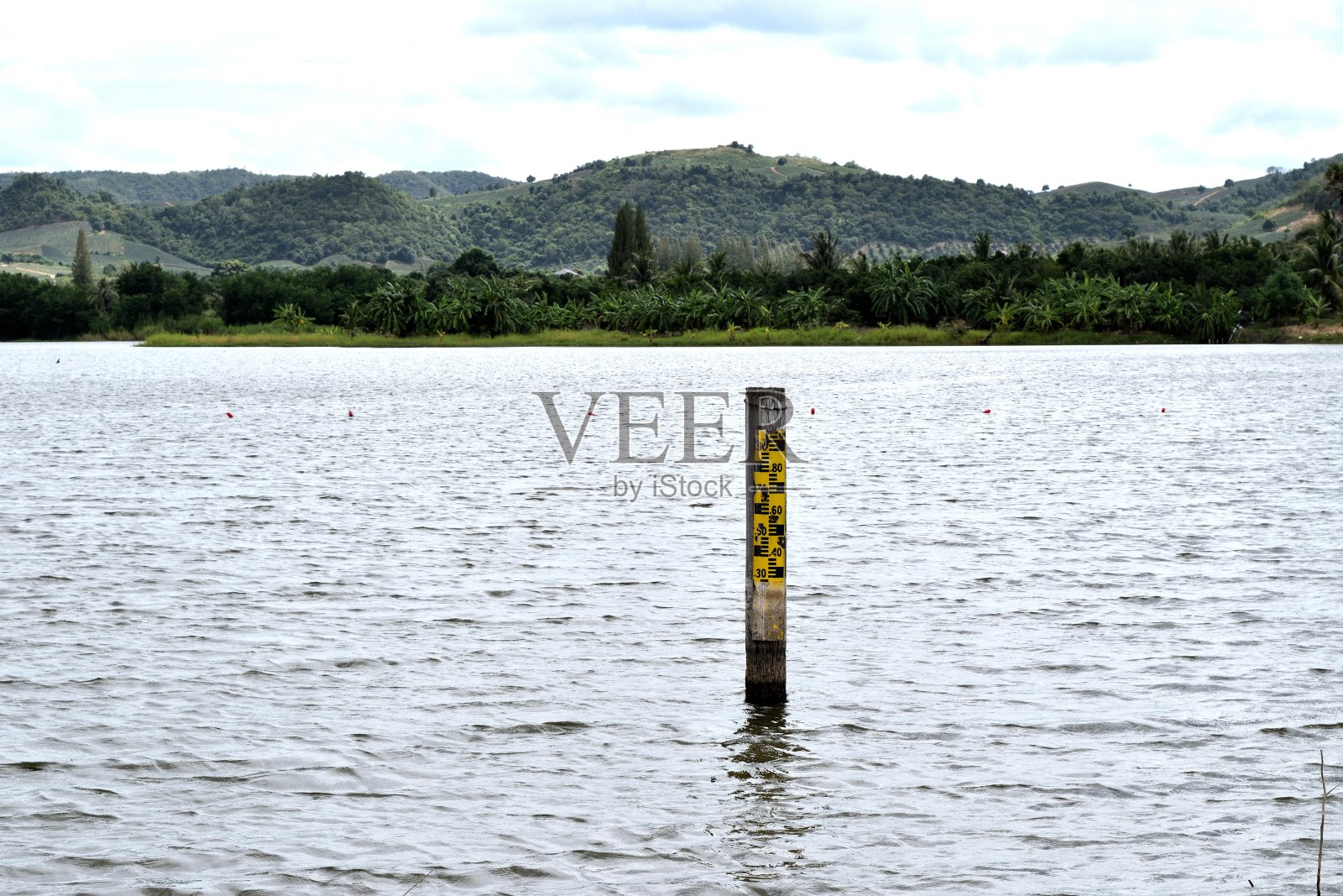 在水库的标尺照片摄影图片