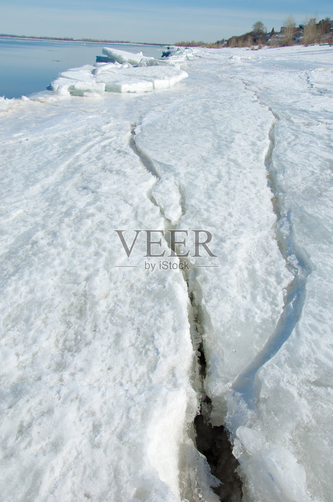 春水泛滥，河水冰冷，河面早春照片摄影图片