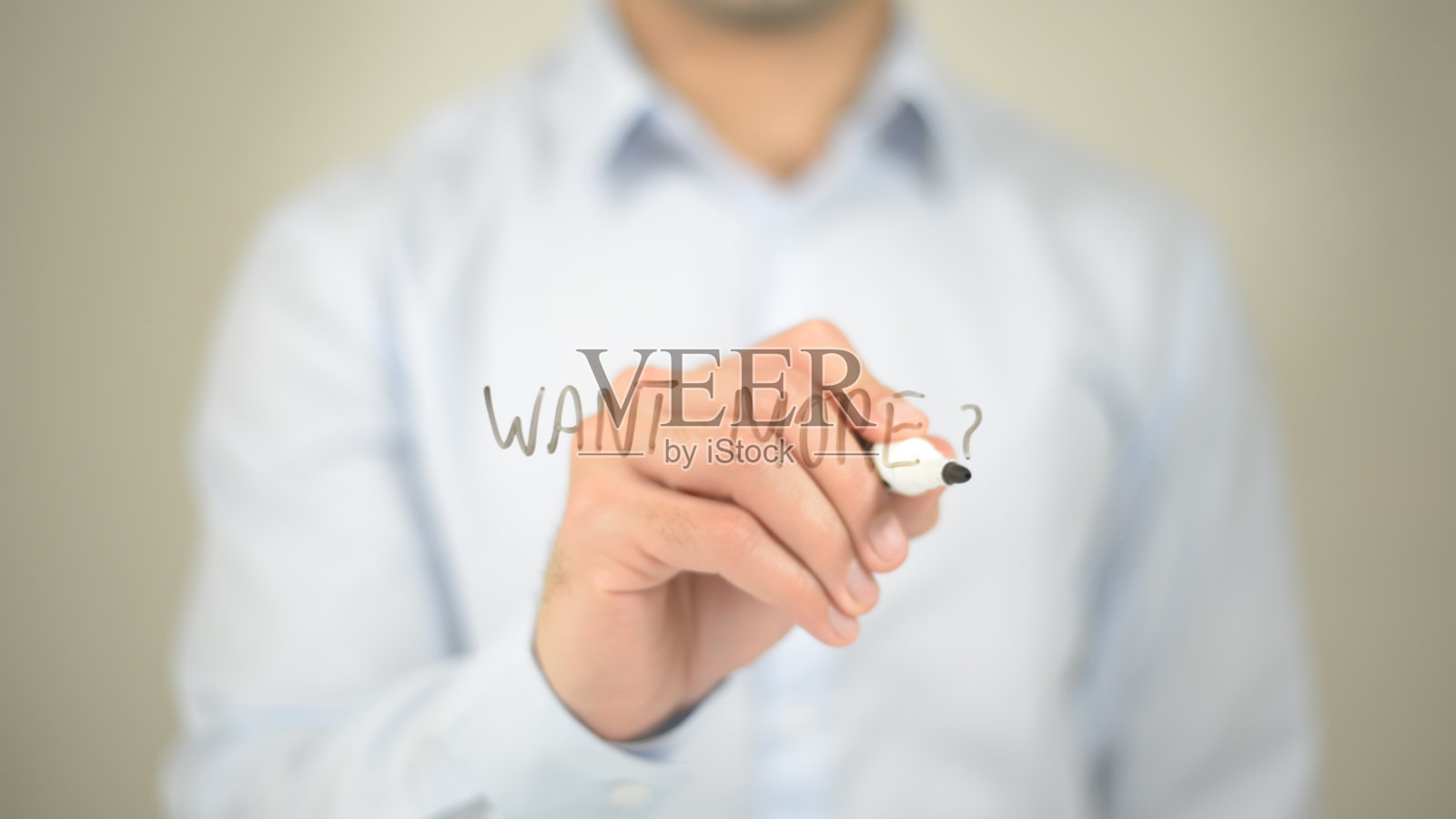 想要更多，男人在透明屏幕上写照片摄影图片