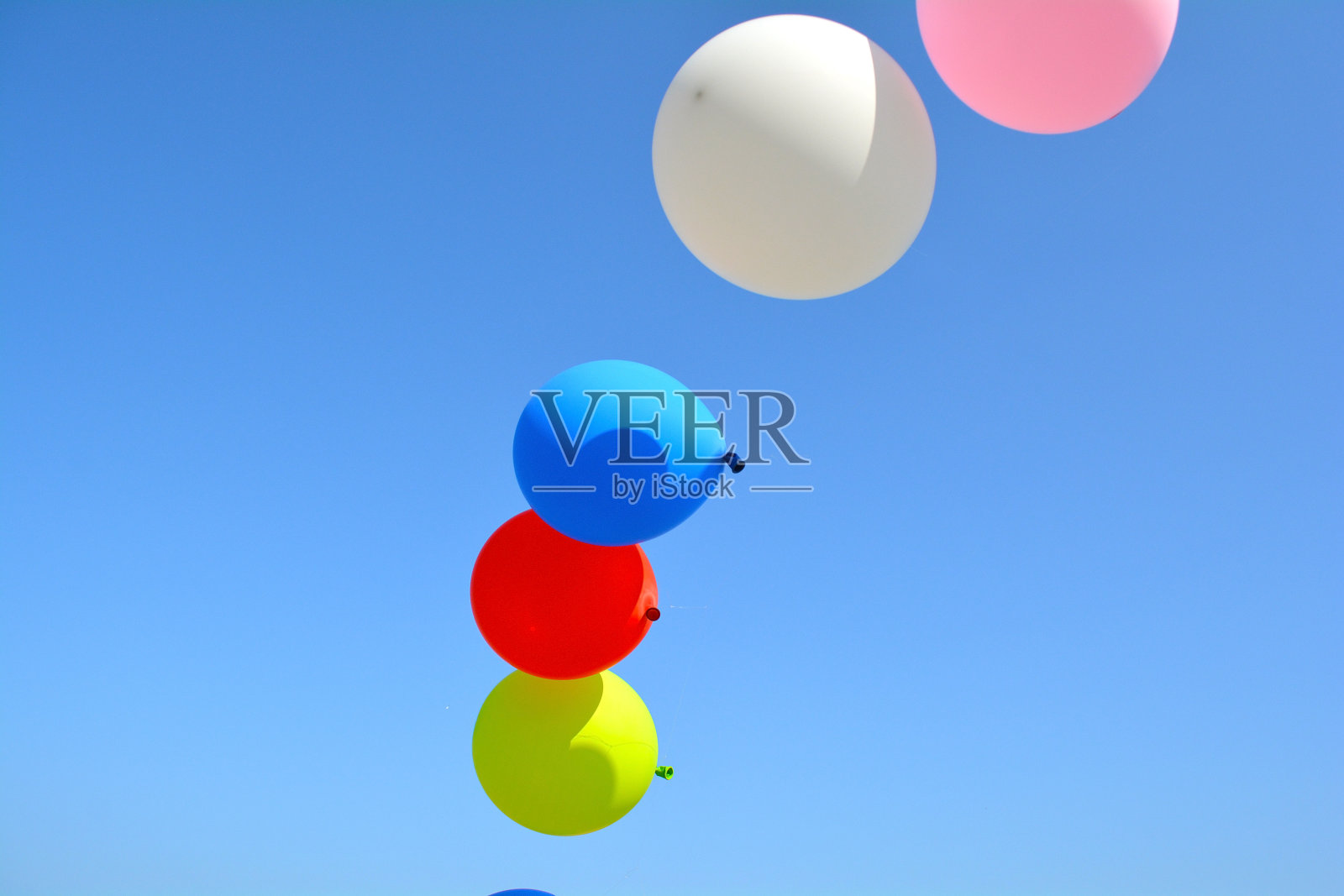 未经过滤，自然采光，蓝天上的五彩气球，夏日生日快乐，婚礼蜜月装饰。照片摄影图片