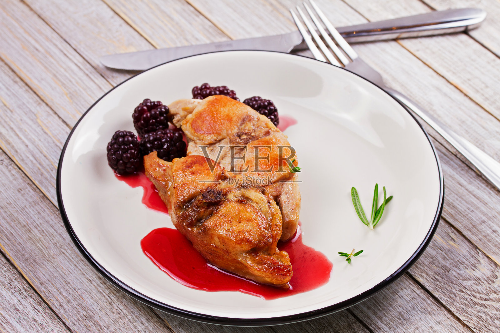 黑莓酱兔肉配百里香和迷迭香照片摄影图片