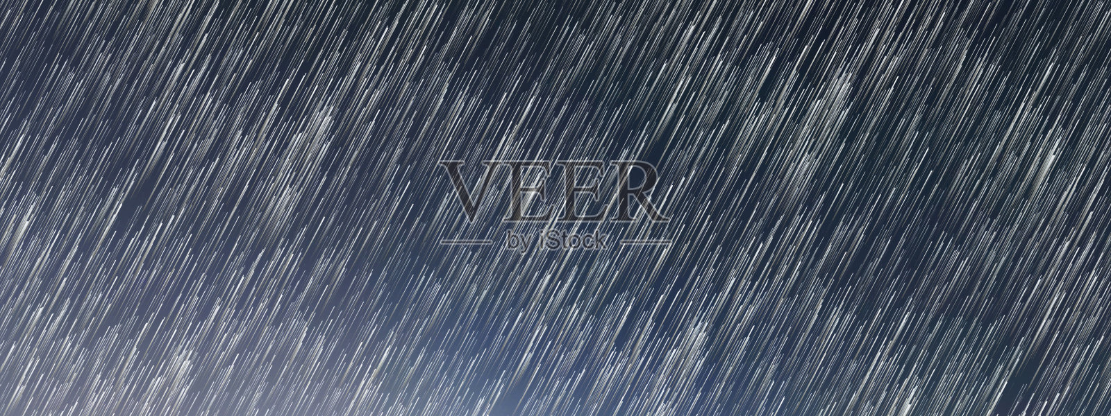 星迹，晴朗的夜空星迹。Startrails。照片摄影图片